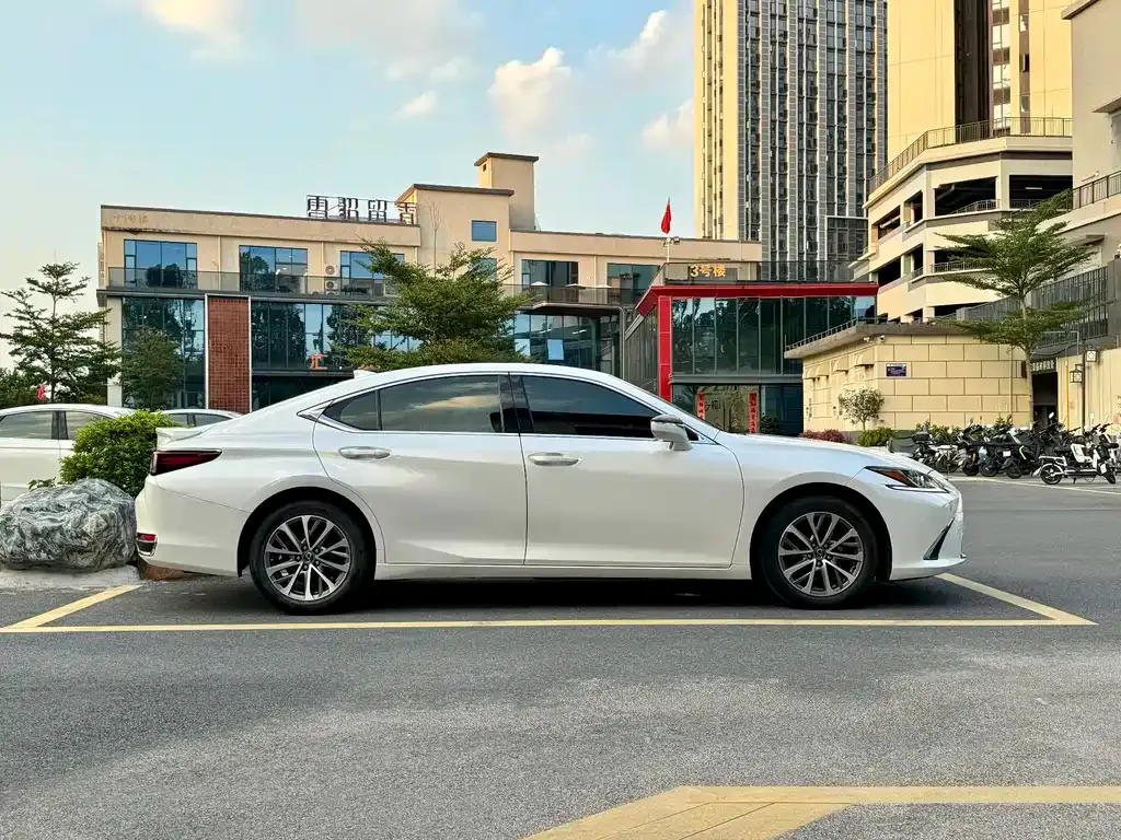 Lexus ES — фото 9