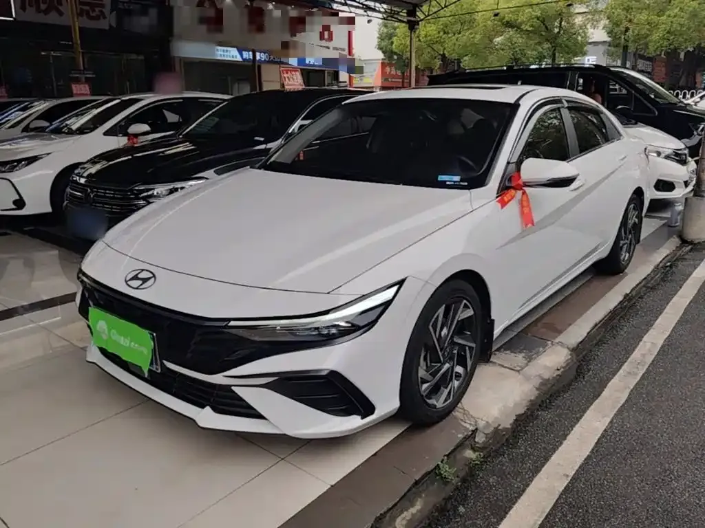 Hyundai Elantra — фото 1