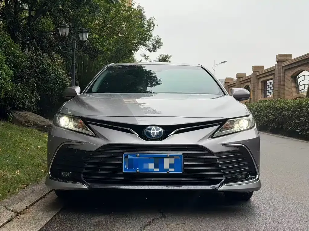 Toyota Camry — фото 1