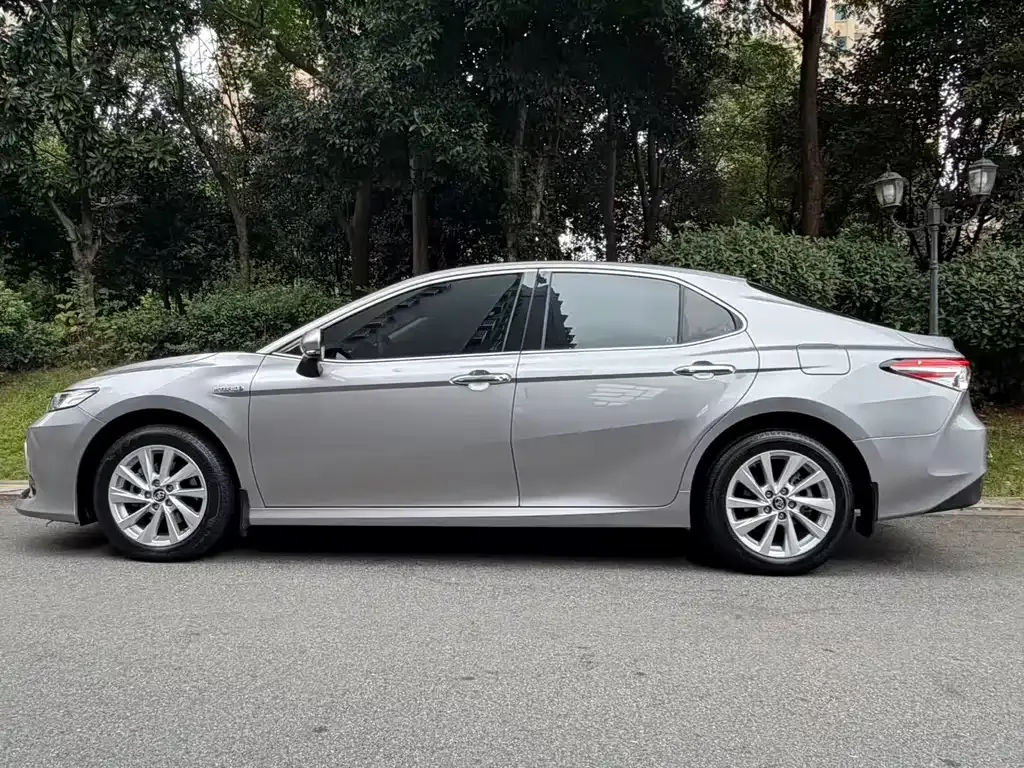 Toyota Camry — фото 6