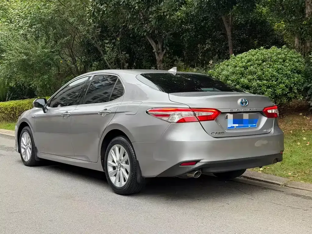 Toyota Camry — фото 9
