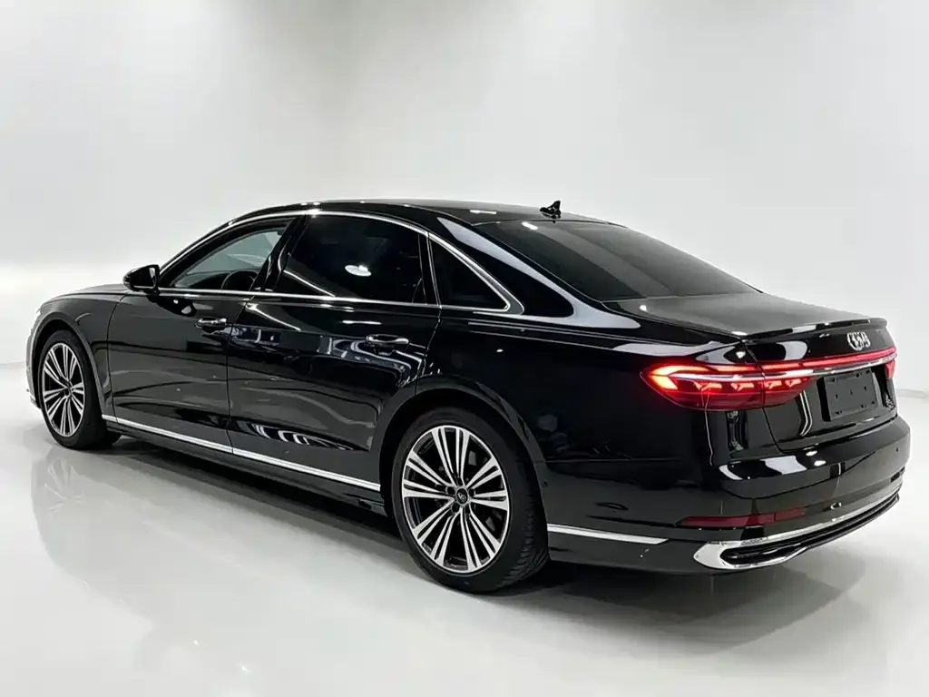 Audi A8 — фото 7