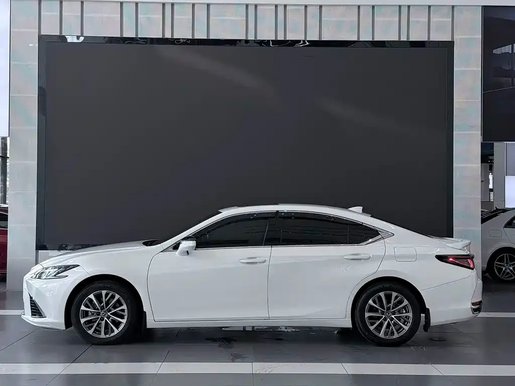 Lexus ES — фото 10