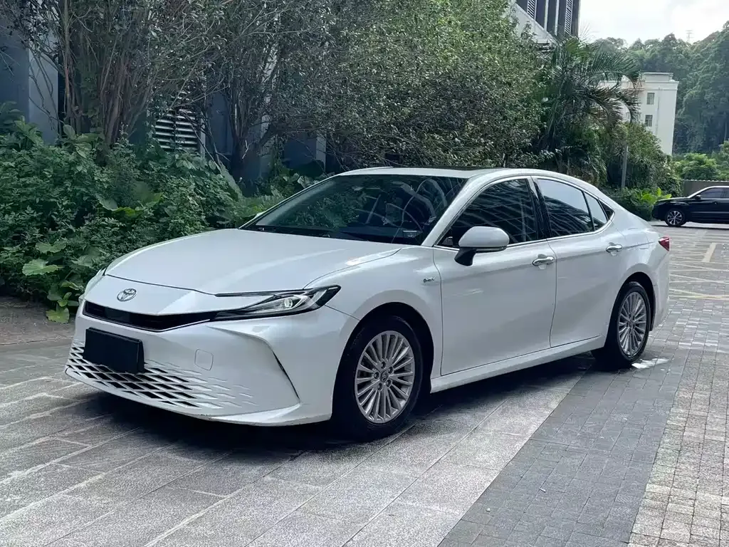 Toyota Camry — фото 1
