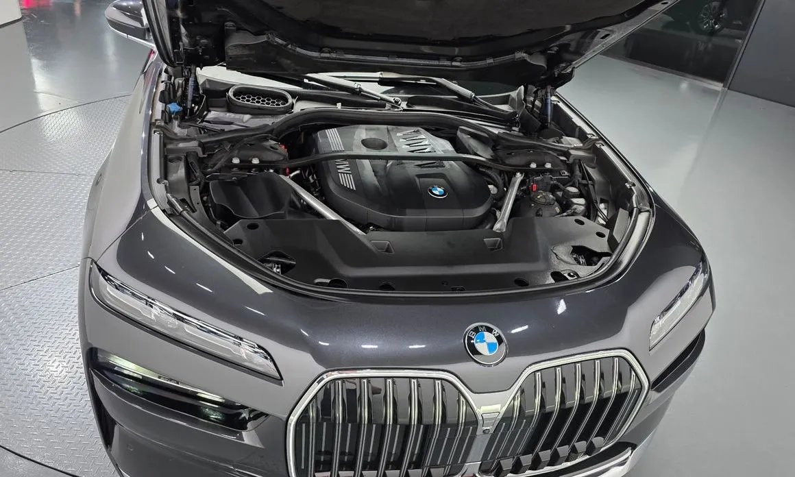 BMW 7-Series — фото 10