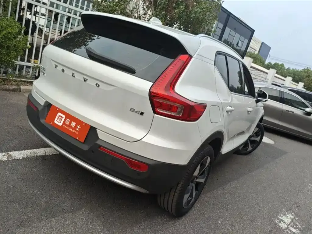 Volvo XC40 — фото 10