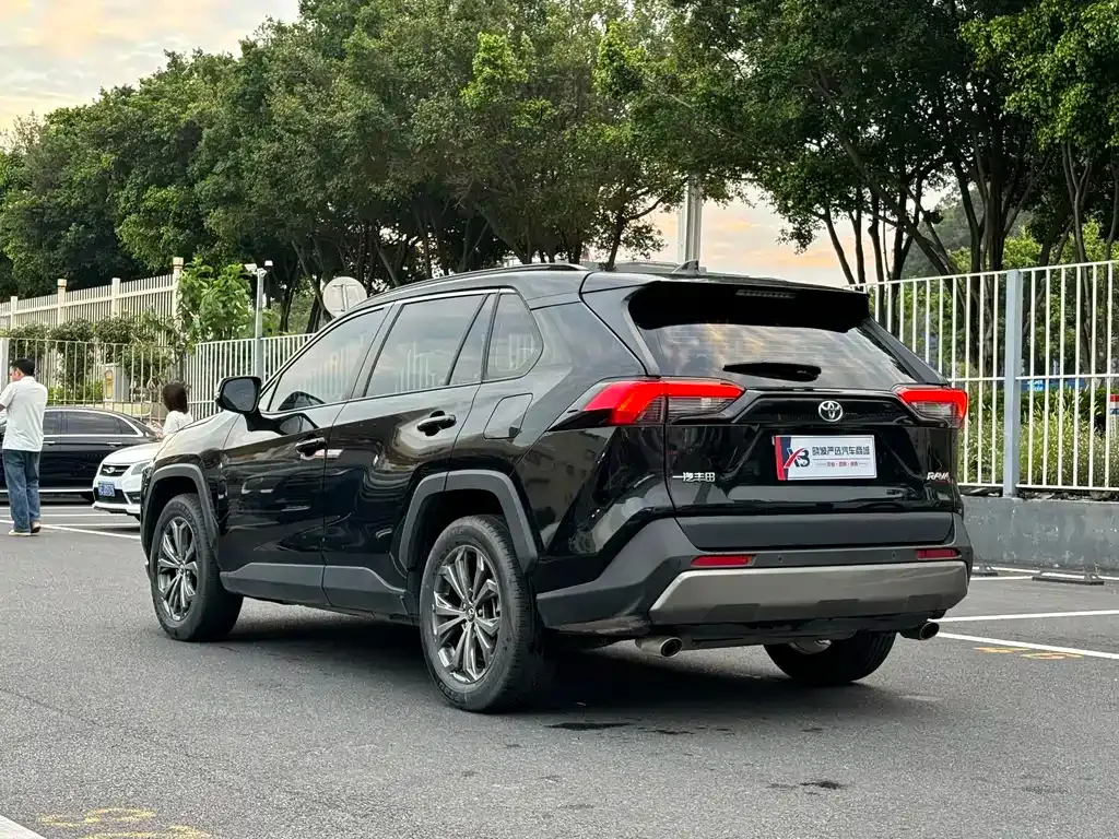 Toyota RAV4 — фото 9