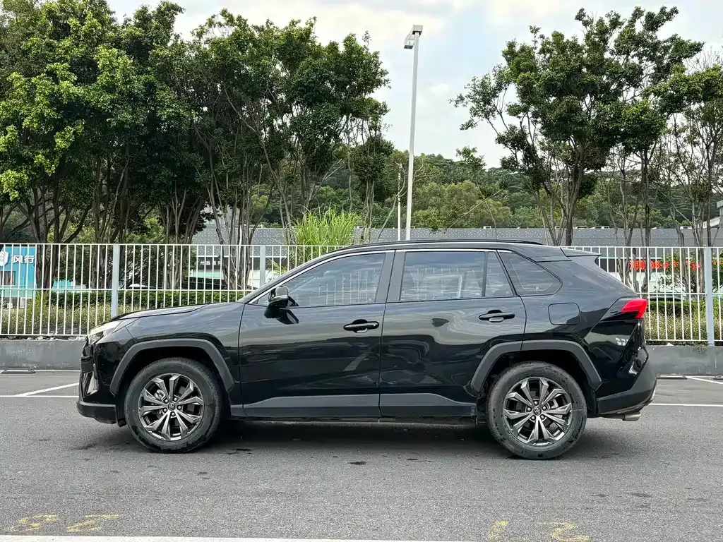 Toyota RAV4 — фото 10