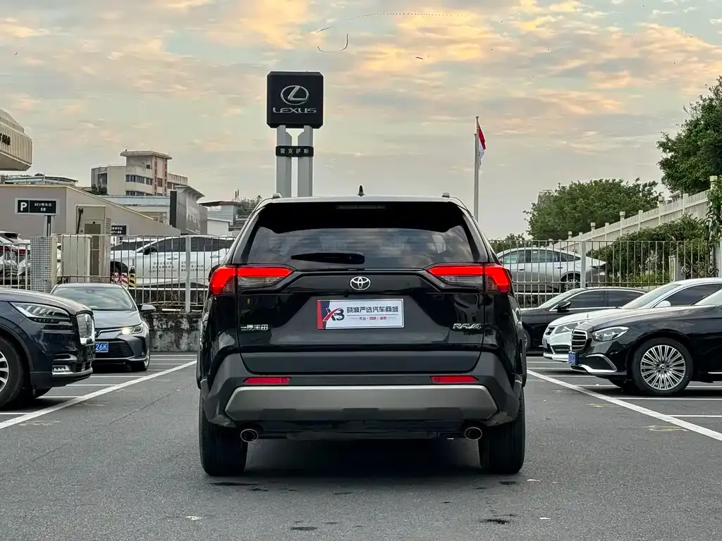 Toyota RAV4 — фото 3