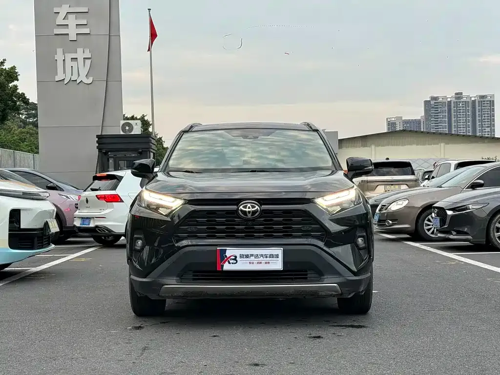 Toyota RAV4 — фото 7