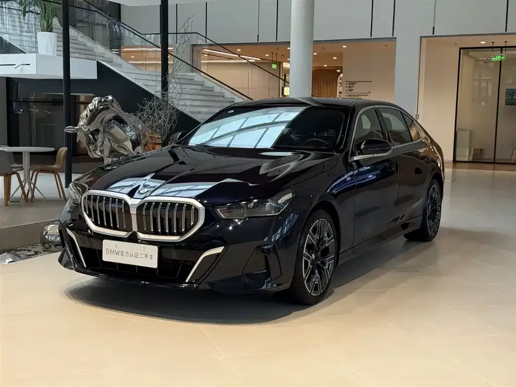 BMW 5 Series — фото 1