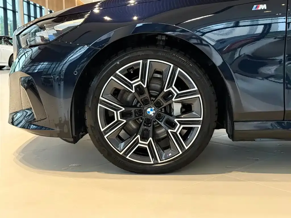 BMW 5 Series — фото 10