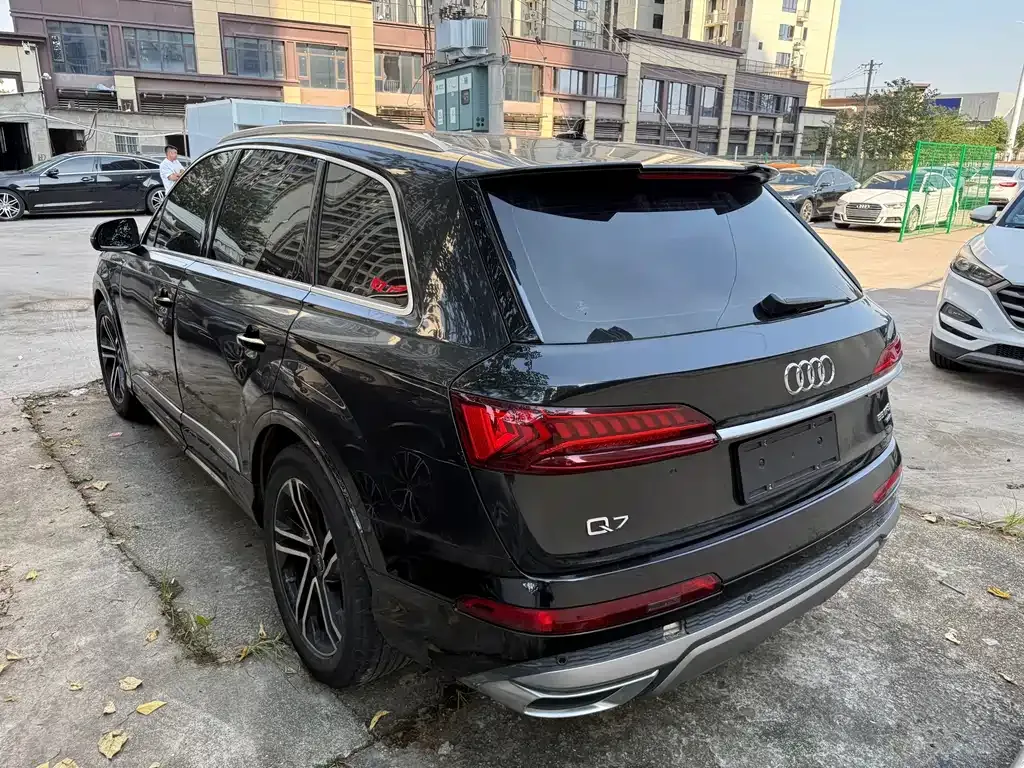 Audi Q7 — фото 10