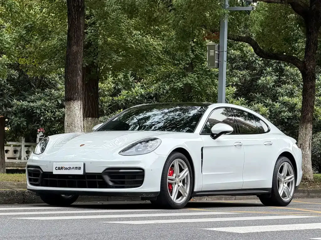 Porsche Panamera — фото 1