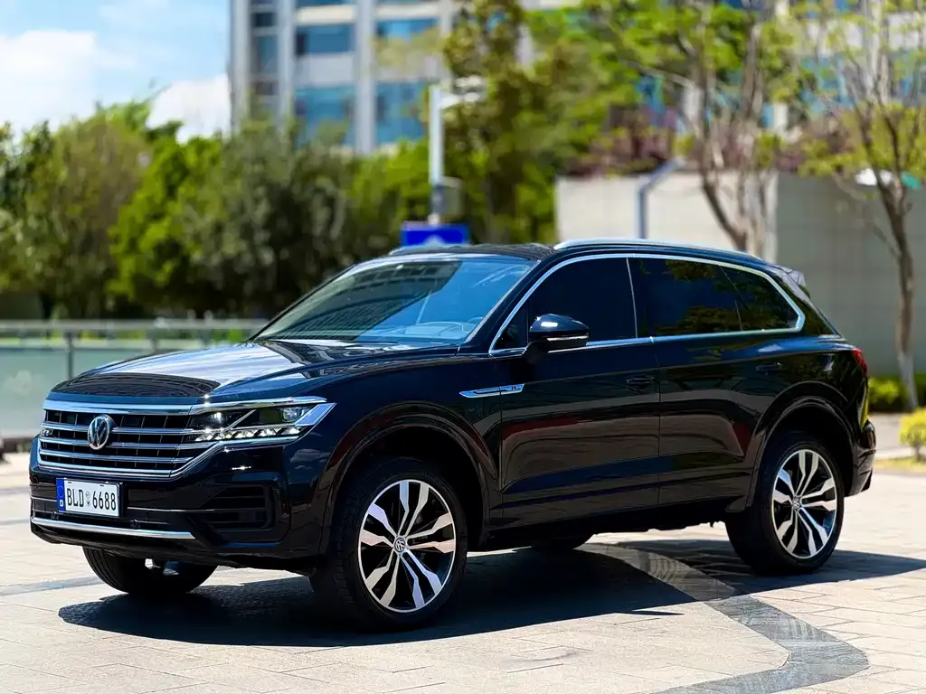 Volkswagen Touareg — фото 1