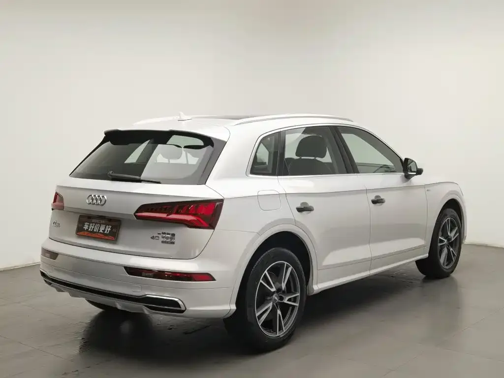 Audi Q5L — фото 10