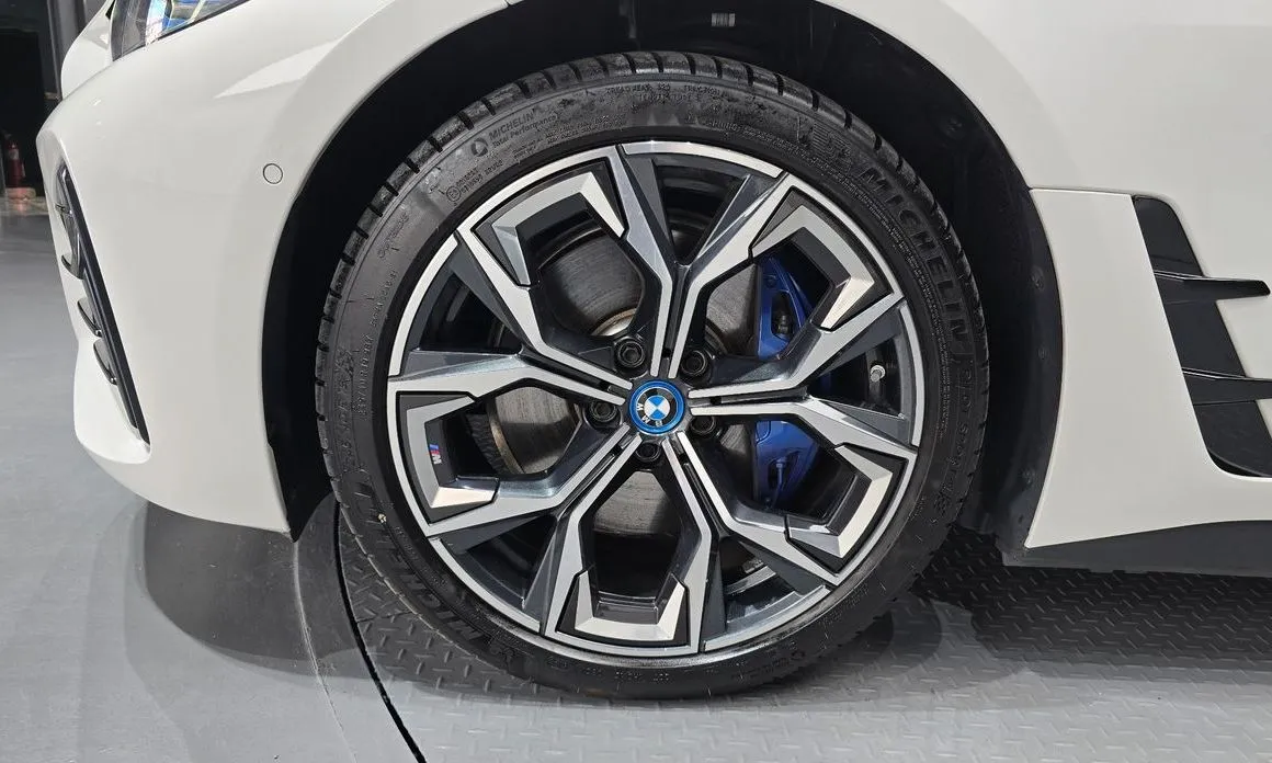 BMW i4 — фото 8