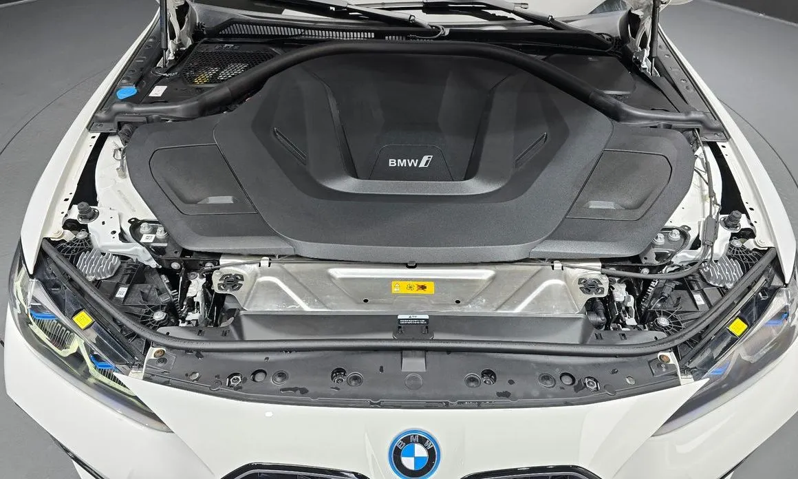 BMW i4 — фото 9