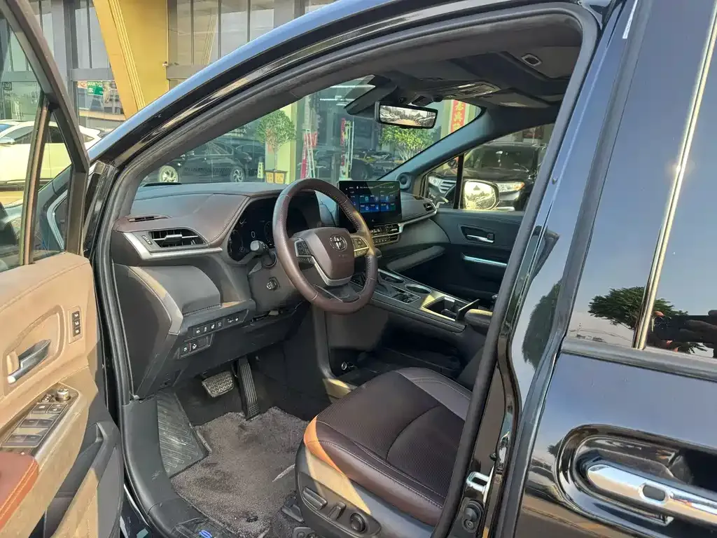 Toyota Sienna — фото 5