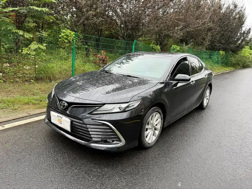 Toyota Camry — фото 1