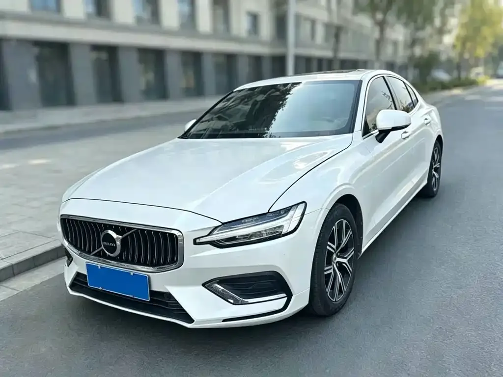 Volvo S60 — фото 1