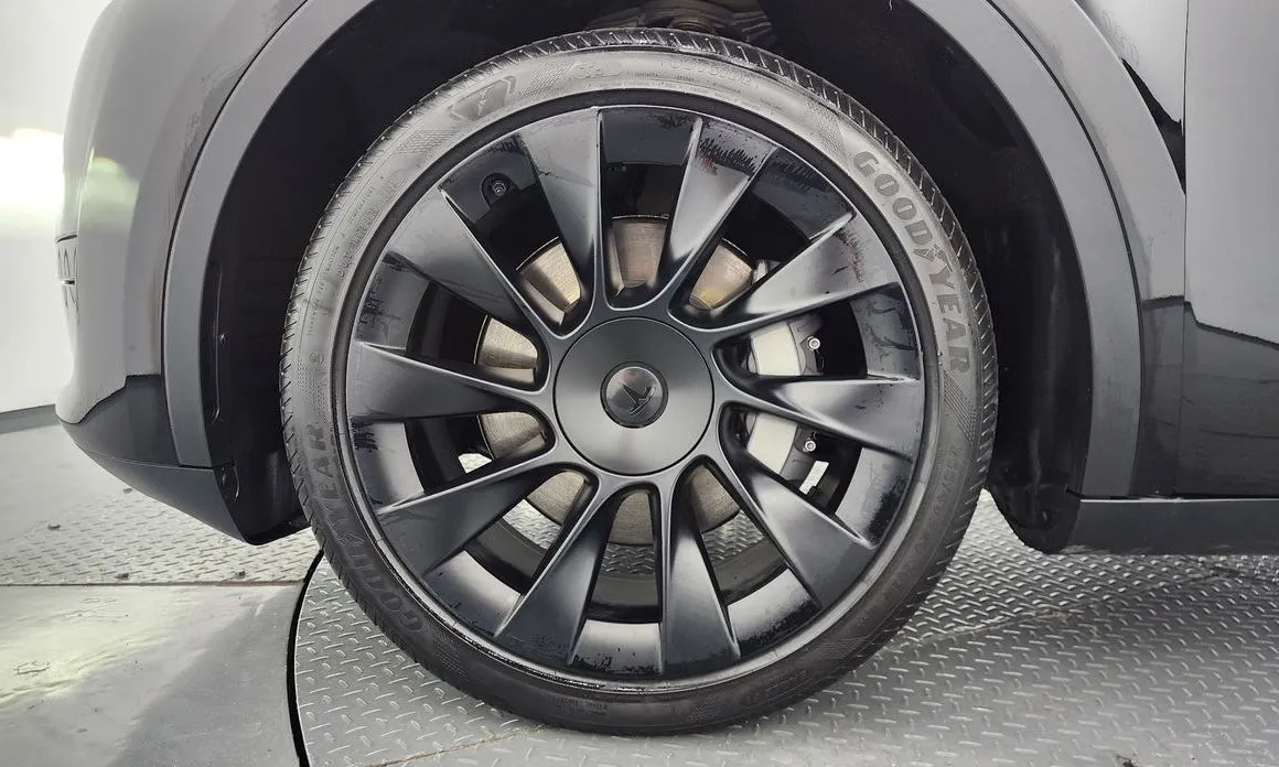 Tesla Model Y — фото 9