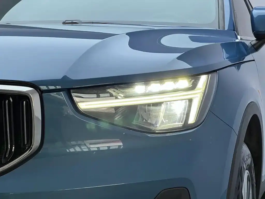 Volvo XC40 — фото 10