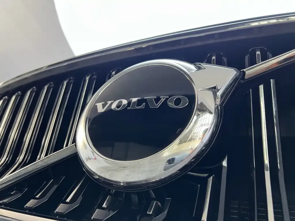 Volvo XC40 — фото 7