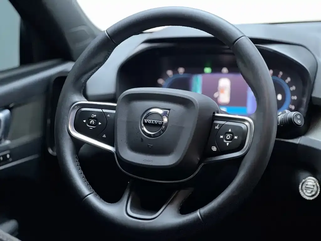 Volvo XC40 — фото 3