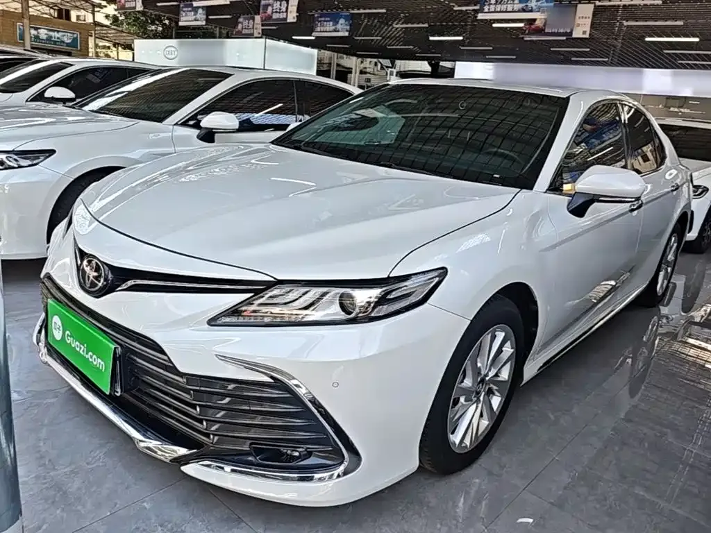 Toyota Camry — фото 1