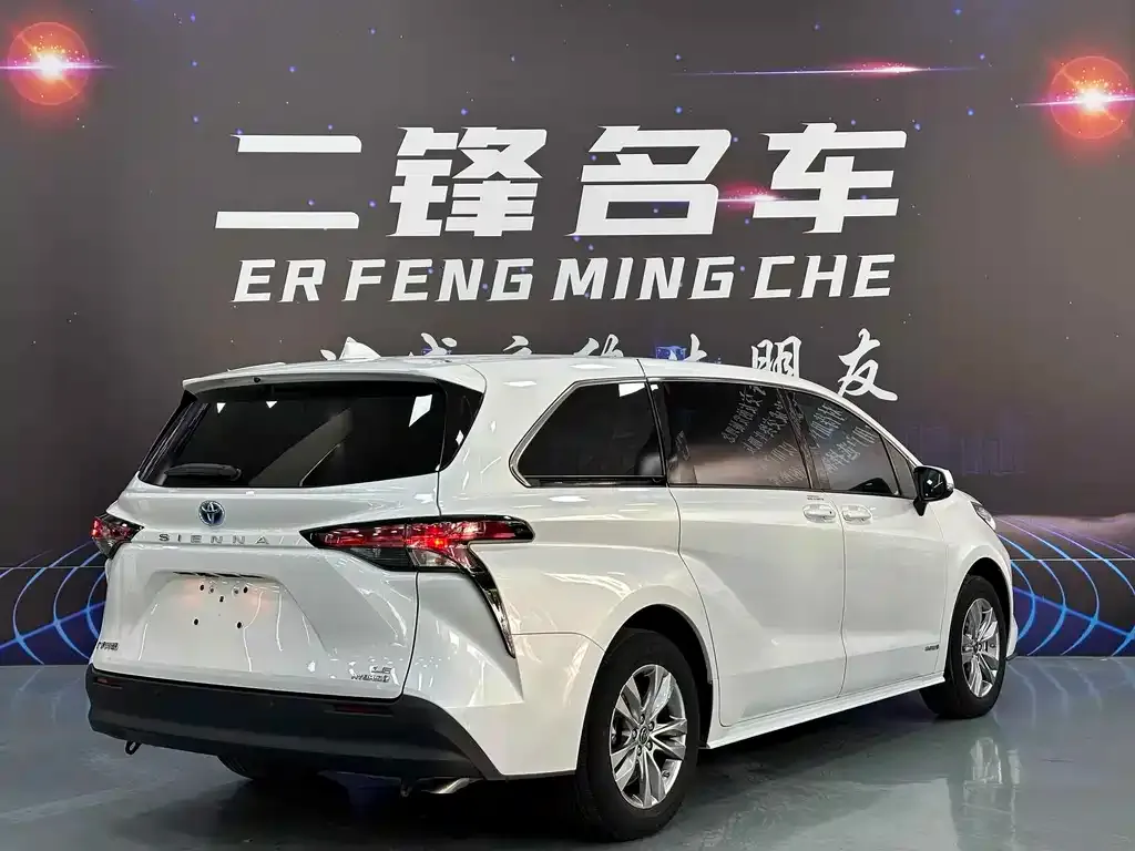 Toyota Sienna — фото 2