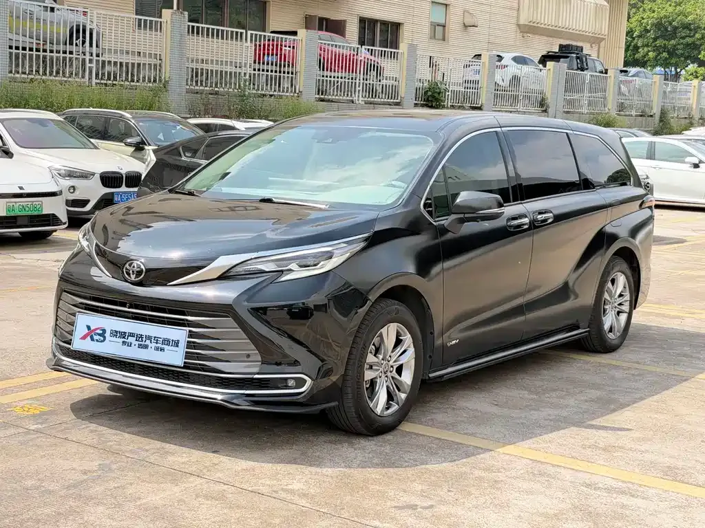 Toyota Sienna — фото 1