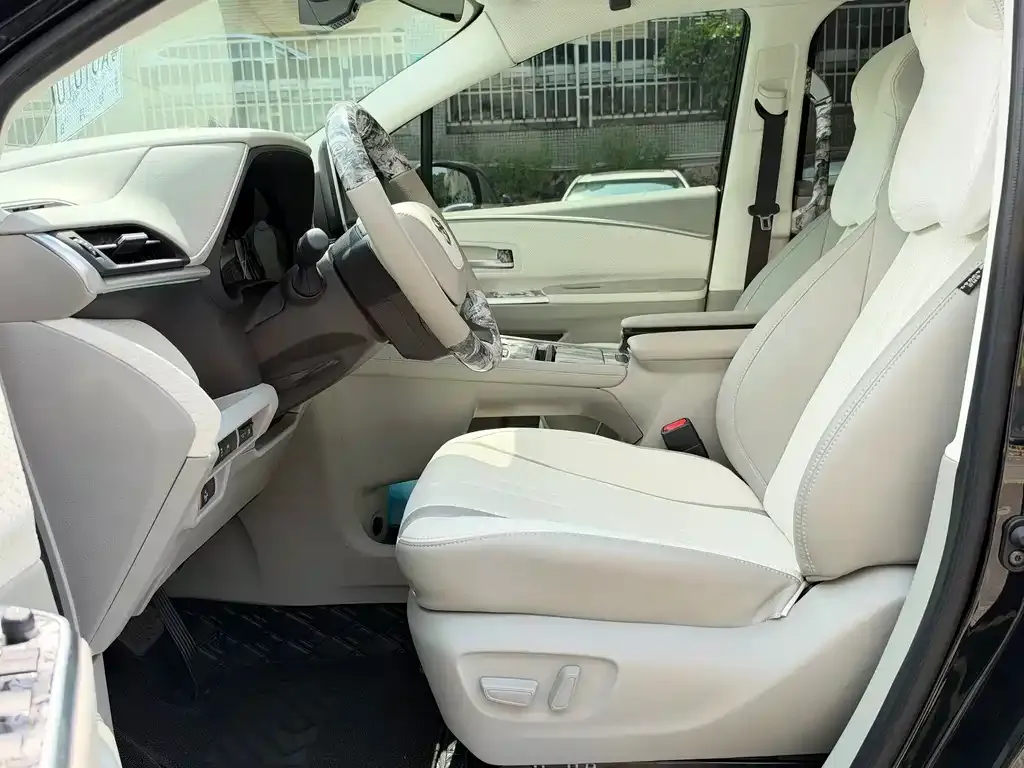 Toyota Sienna — фото 4