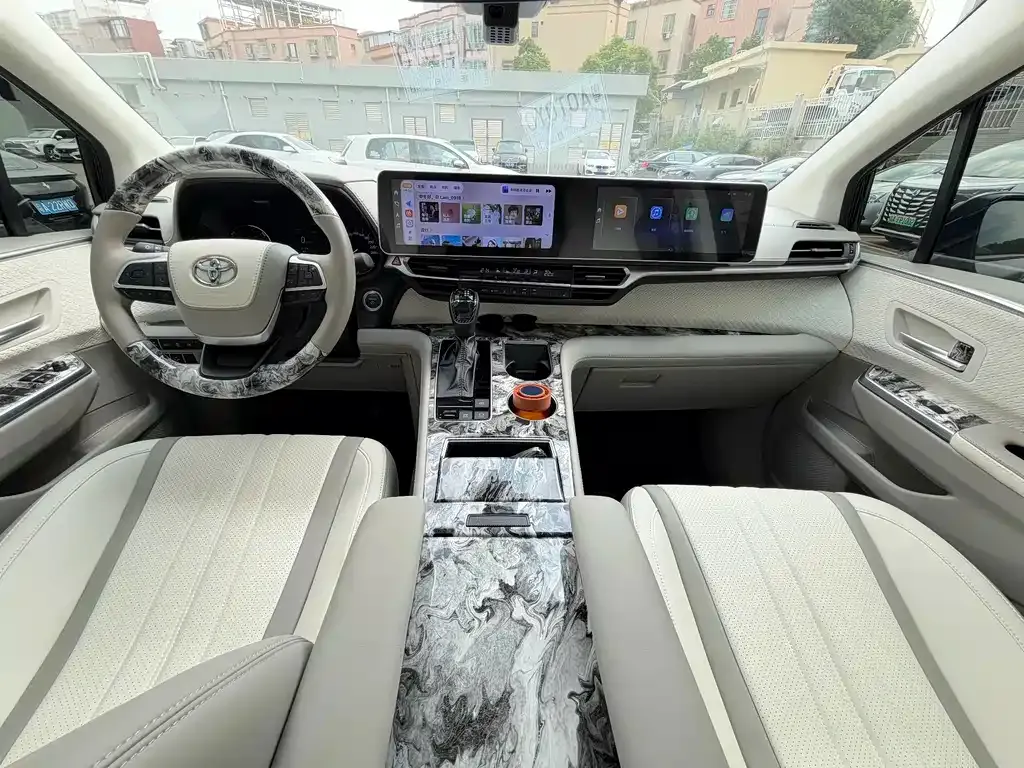 Toyota Sienna — фото 10