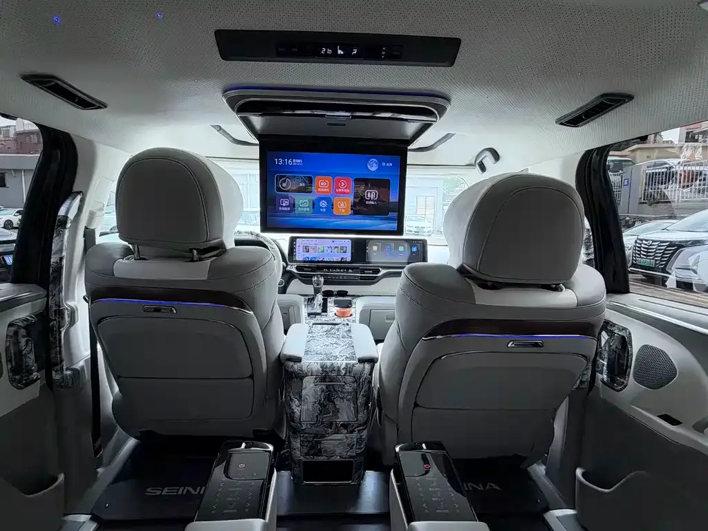 Toyota Sienna — фото 6