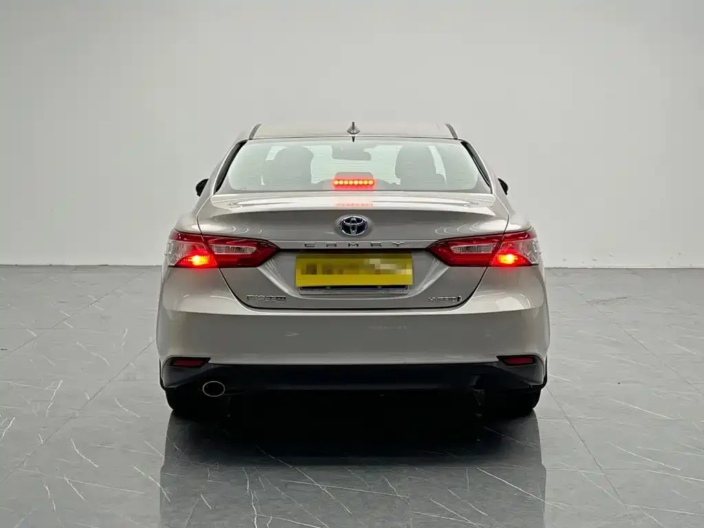 Toyota Camry — фото 2