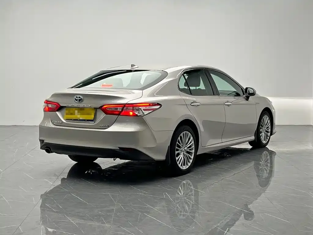 Toyota Camry — фото 5