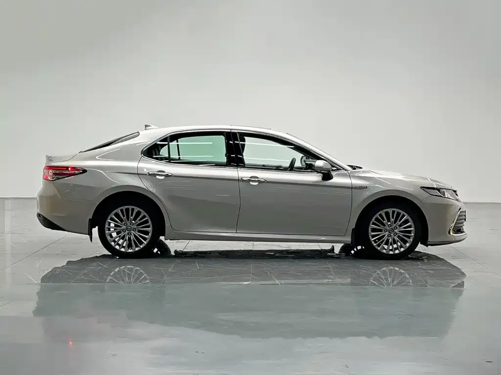 Toyota Camry — фото 7