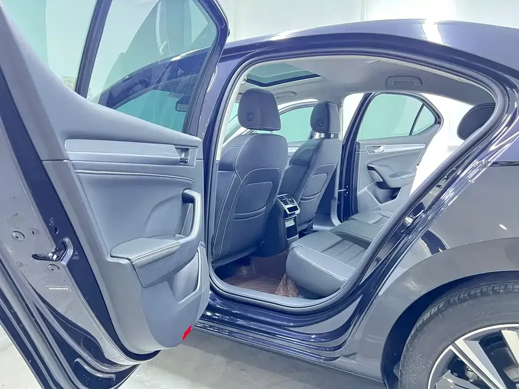 Skoda Superb — фото 10