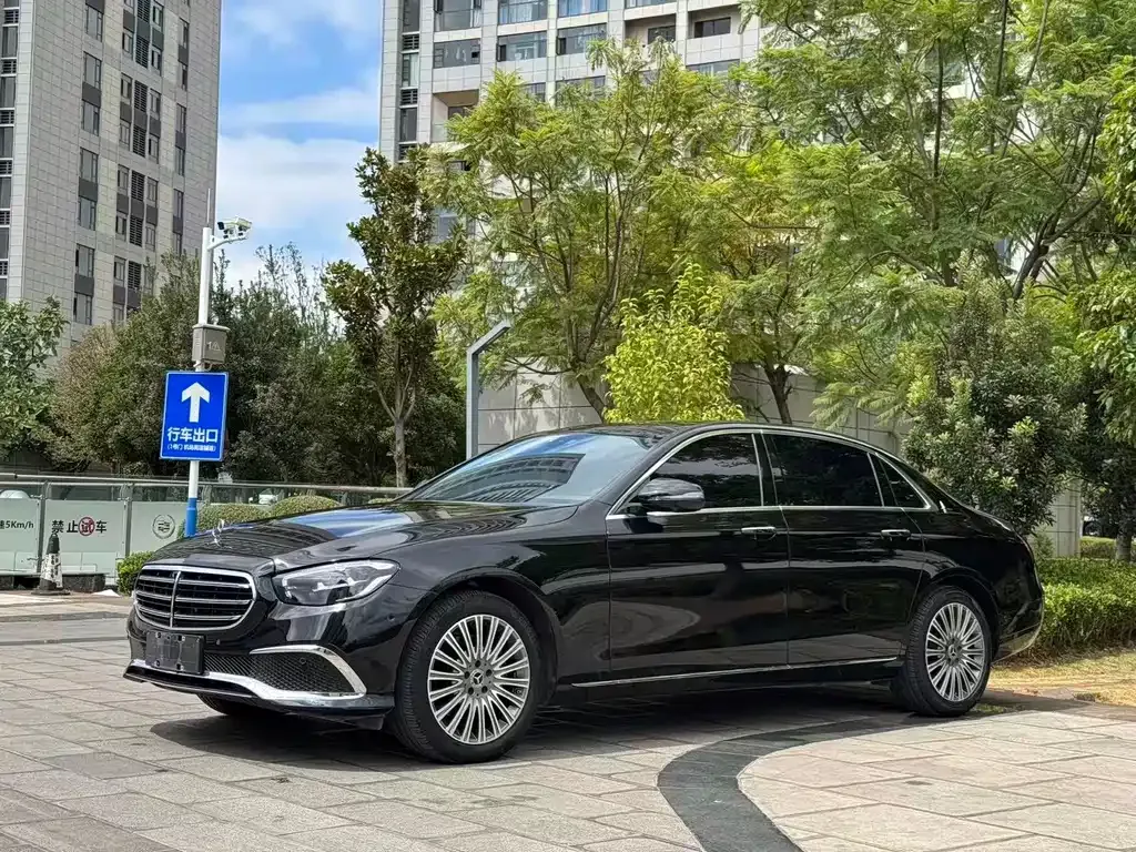 Mercedes-Benz E-Class — фото 1