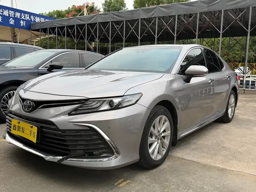 Toyota Camry — фото 1