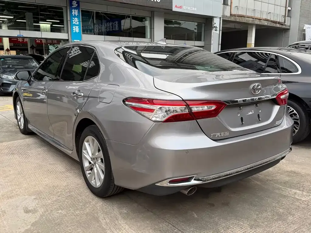 Toyota Camry — фото 10