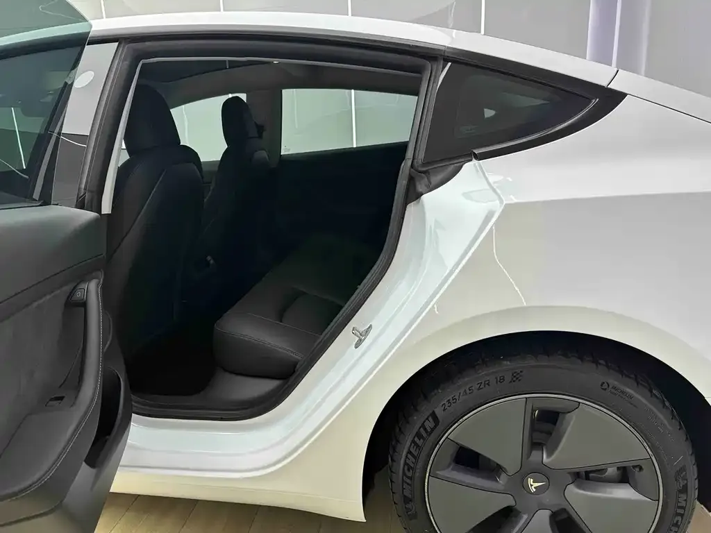 Tesla Model 3 — фото 4