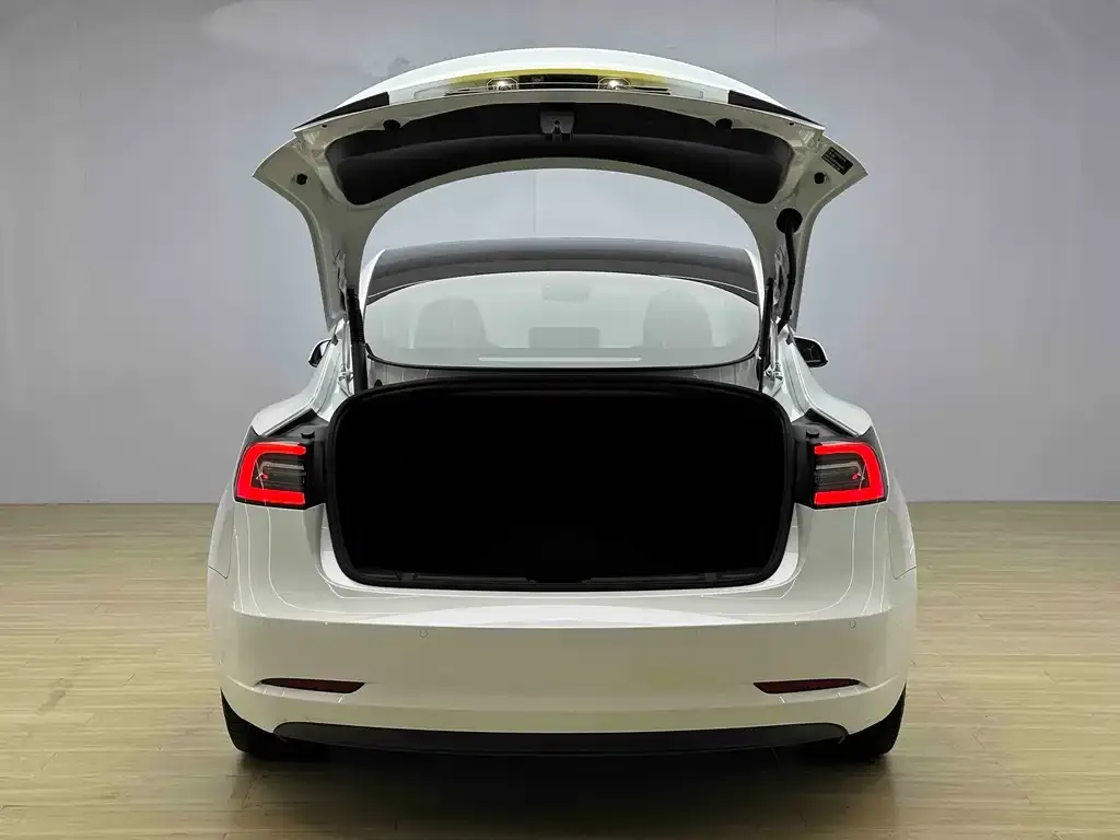 Tesla Model 3 — фото 8