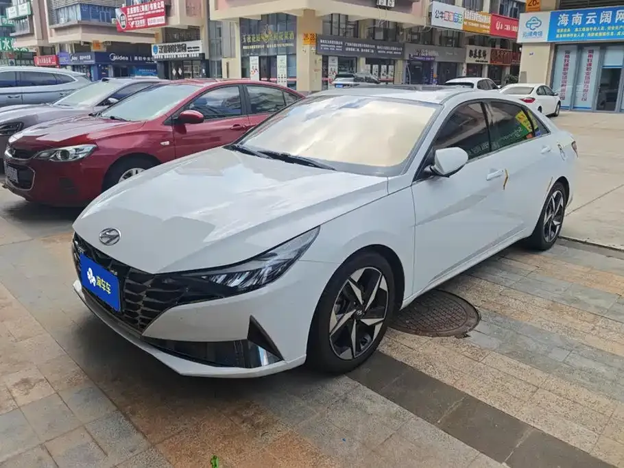 Hyundai Elantra — фото 1