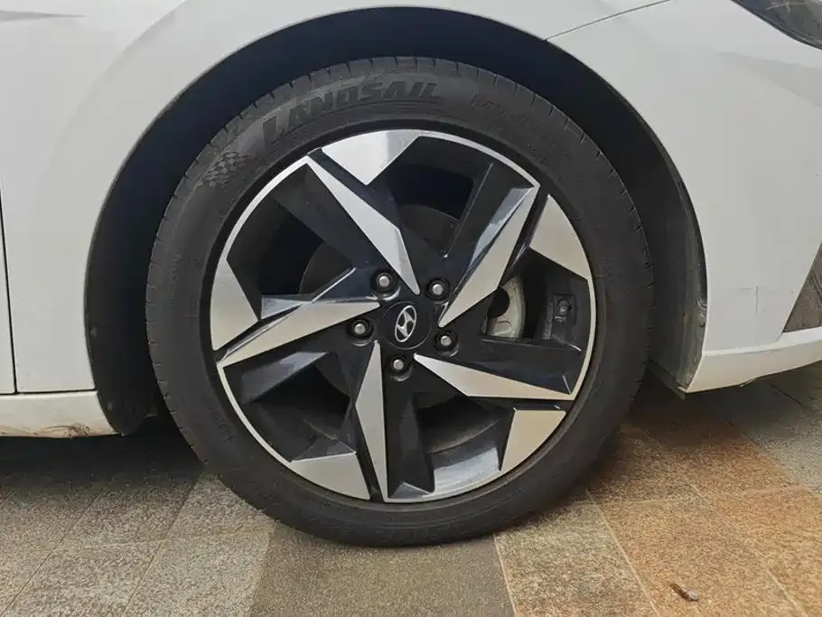 Hyundai Elantra — фото 3