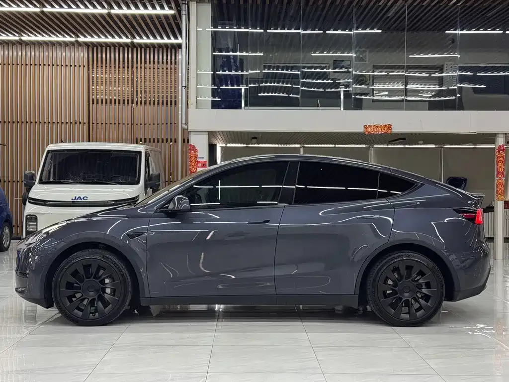 Tesla Model Y — фото 10