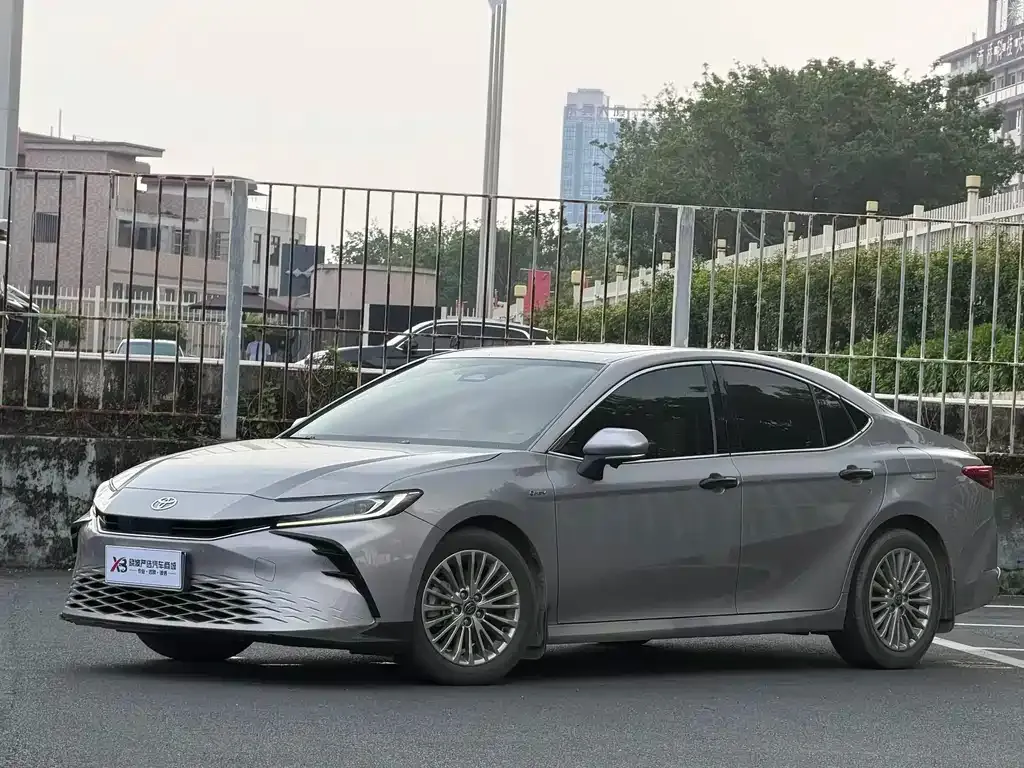 Toyota Camry — фото 1