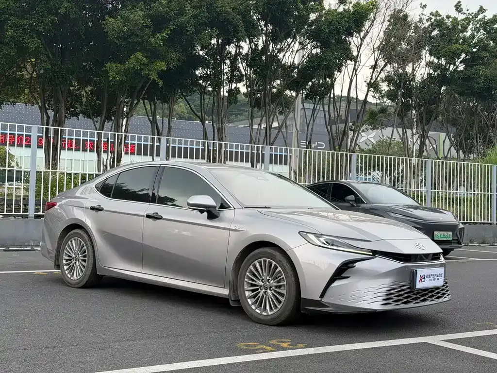 Toyota Camry — фото 2