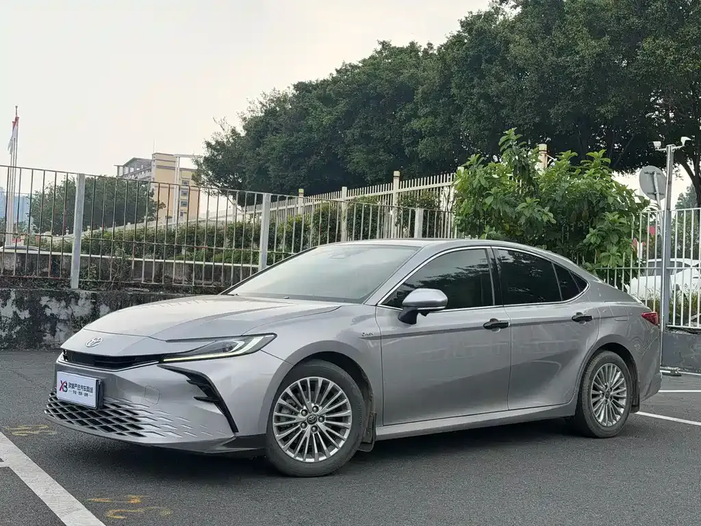 Toyota Camry — фото 3